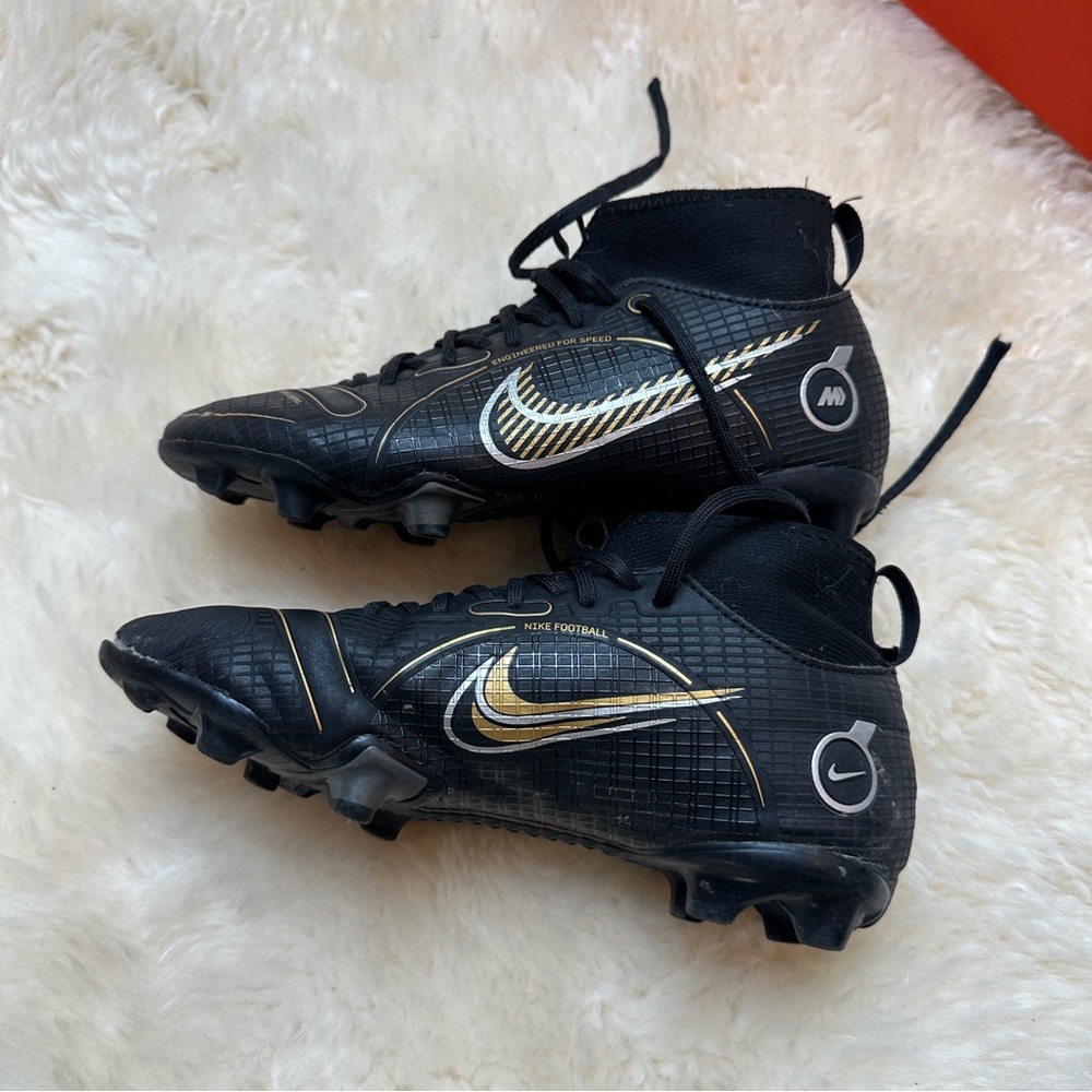 Nike Jr Superfly 8 Academy MG soccer cleats in black and gold - Picture 4 of 7